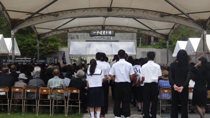 Cerimônia no Icchū Kenji no Tō (Escola Icchū - atual Shuri Kōkō)